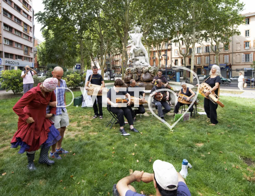 Photo TOULOUSE by VIET - Place Roland Lachez les chiens vielle à roue