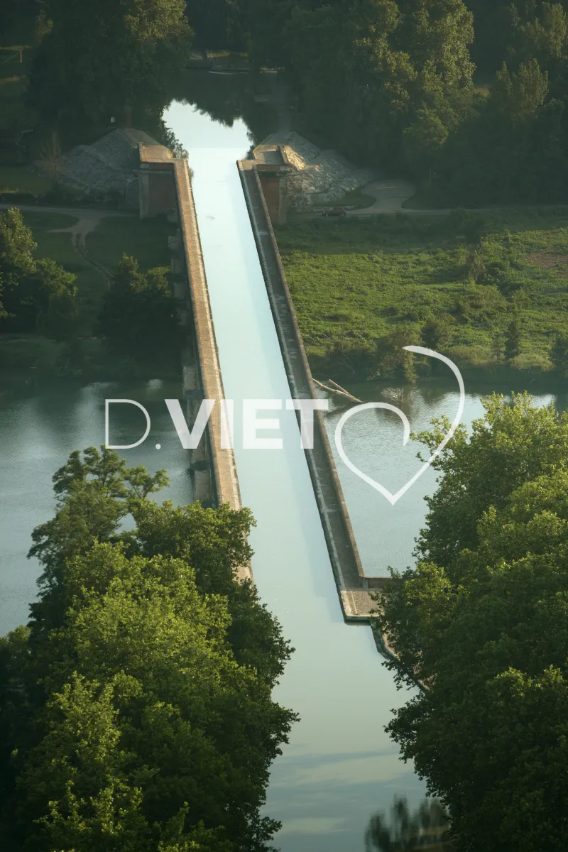 Photo TOULOUSE by VIET - 8-bit RGB flat JPEG file, 3328x4992 pixels (11.09x16.64 inches) @ 300.00 pixels/inch, written by Adobe Photoshop CS