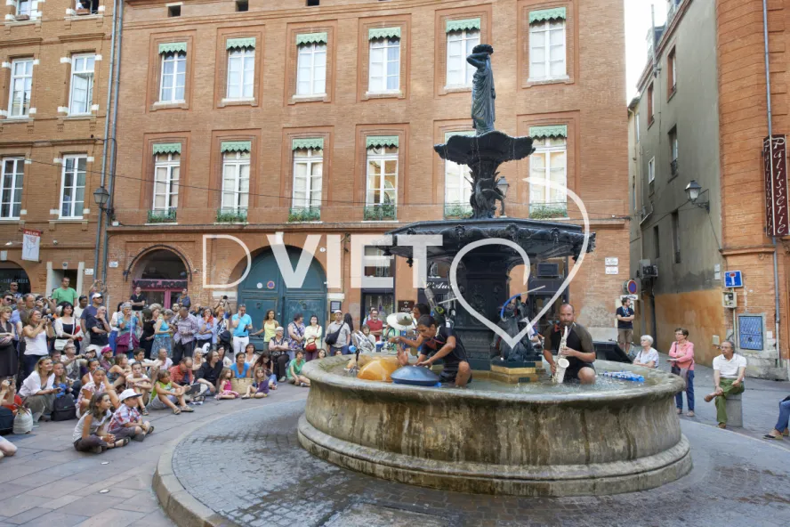 Photo TOULOUSE by VIET - Place Salengro Concert eau en do nageur percussions aquatiques