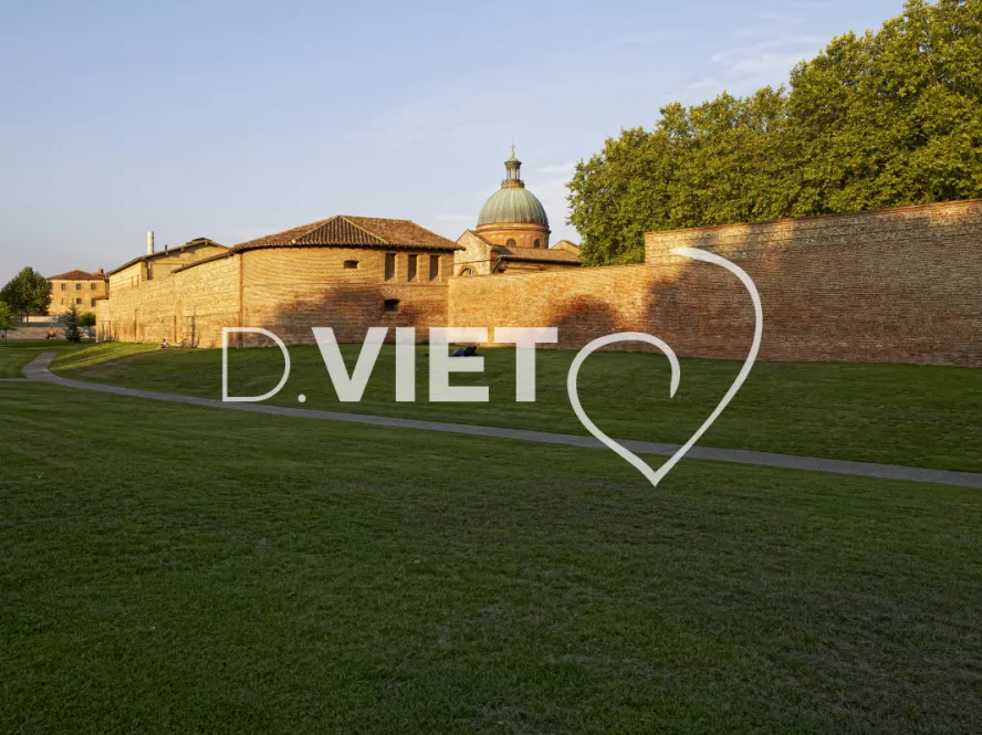 Photo TOULOUSE by VIET - Pelouse et brique aux abattoirs