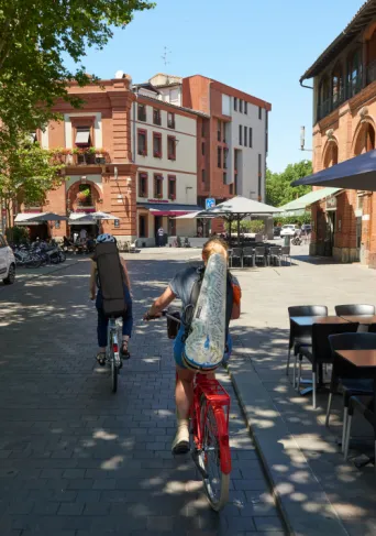 Photo TOULOUSE by VIET - musicienne &agrave; velo place de saint pierre