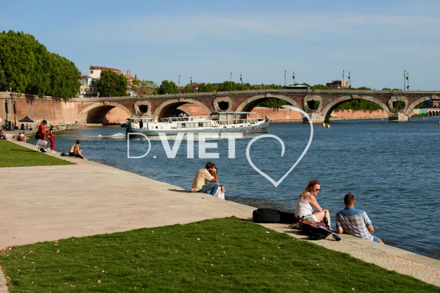 Photo TOULOUSE by VIET - au bord de la Garonne