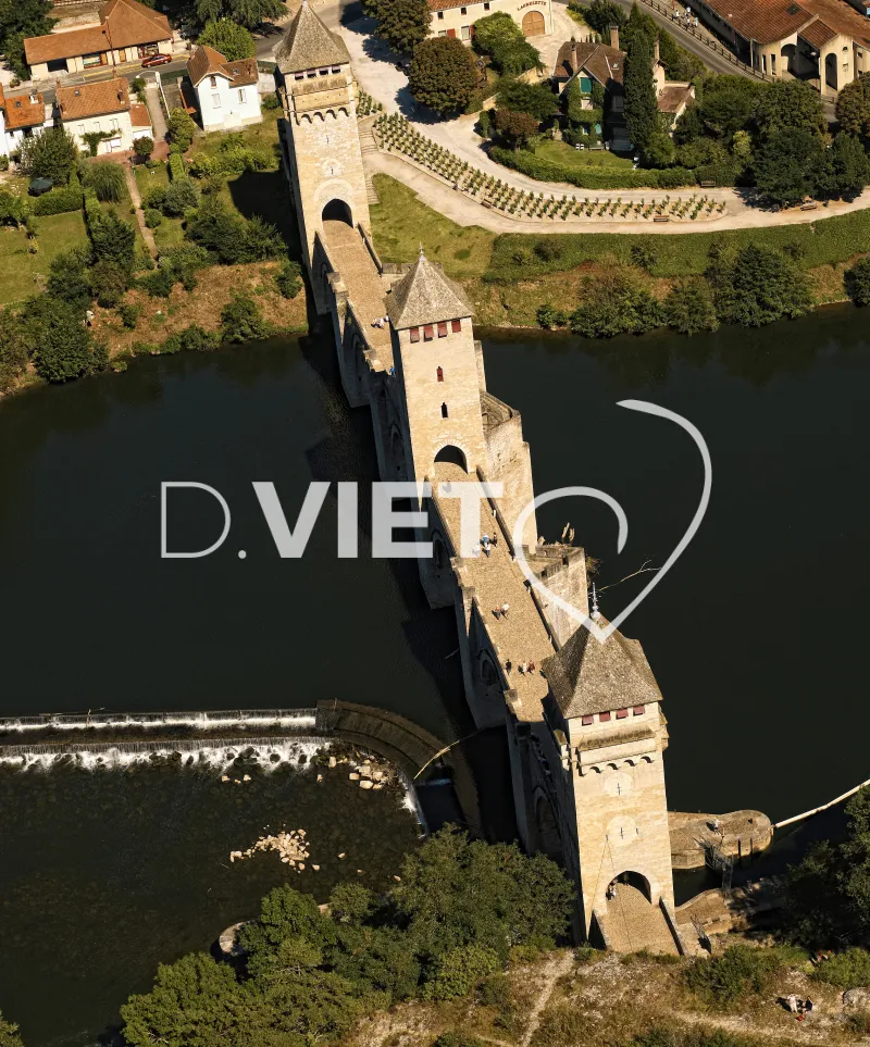 Photo TOULOUSE by VIET - Le pont Valentré franchissant le Lot