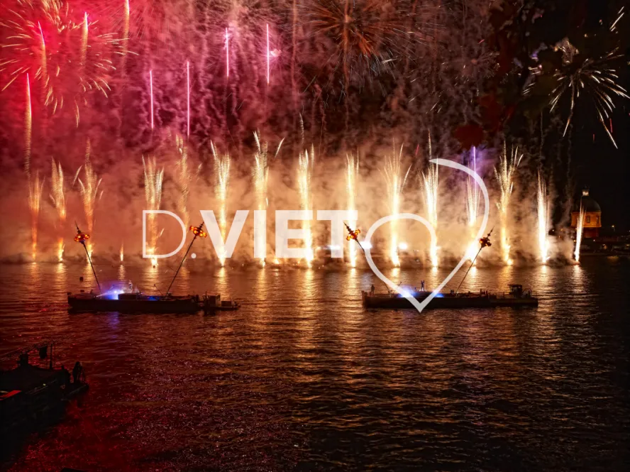 Photo TOULOUSE by VIET - Spectacle sur la garonne