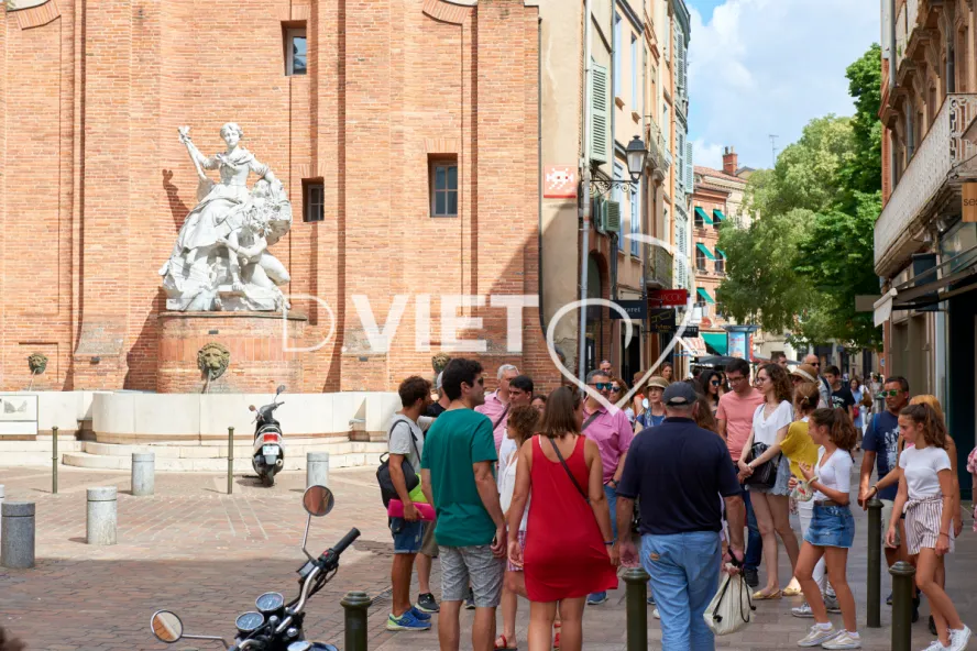 Photo TOULOUSE by VIET - Groupe en visite Fontaine boulbonne