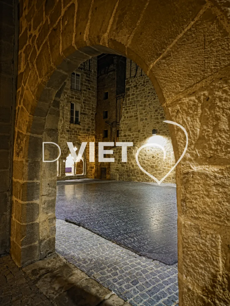 Photo TOULOUSE by VIET - Pierre de rosette sur la place des ecritures