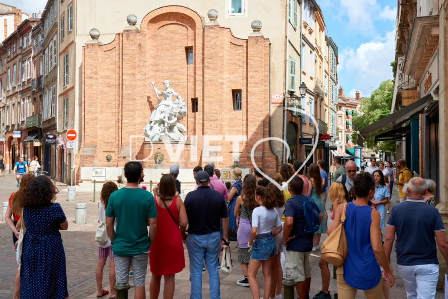 Photo TOULOUSE by VIET - Groupe en visite Fontaine boulbonne