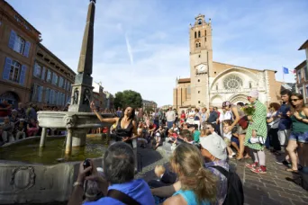Photo TOULOUSE by VIET - Place Saint Etienne Cie La Baraque musique dans&eacute;e