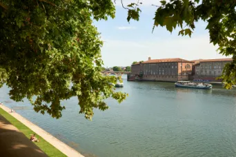 Photo TOULOUSE by VIET - au bord de la Garonne