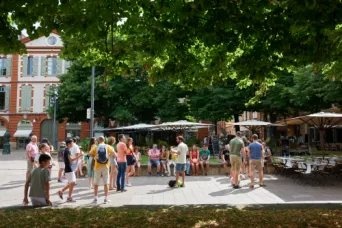 Photo TOULOUSE by VIET - Groupe en visite rue commercante