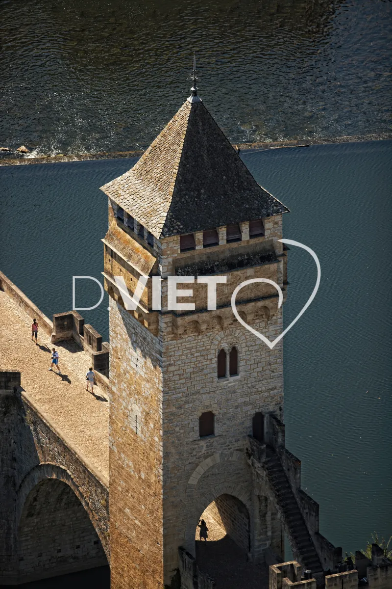 Photo TOULOUSE by VIET - Le pont Valentré franchissant le Lot