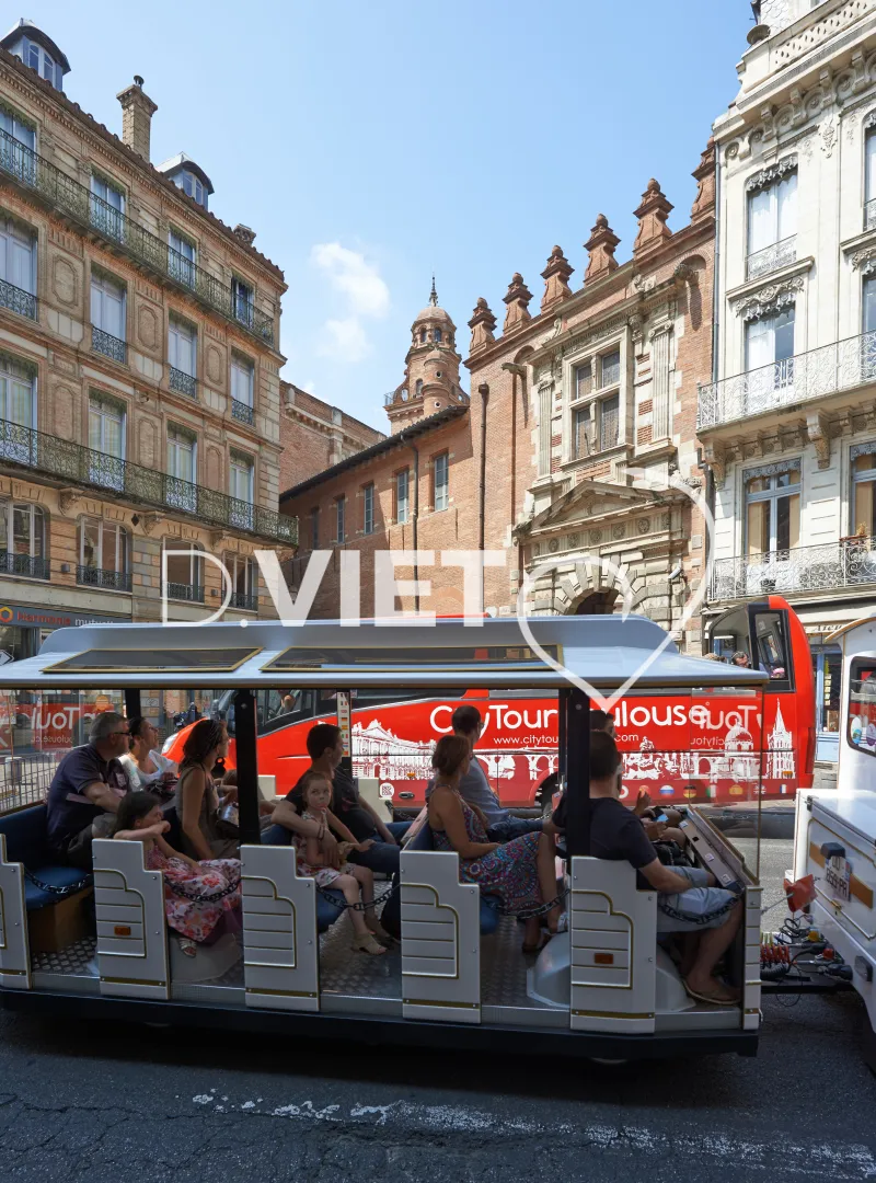 Photo TOULOUSE by VIET - City tour et Petit train touristique Place d'Assezat