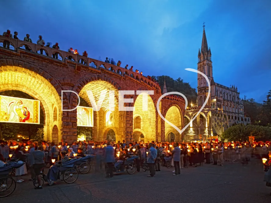 Photo TOULOUSE by VIET - processsion de nuit
