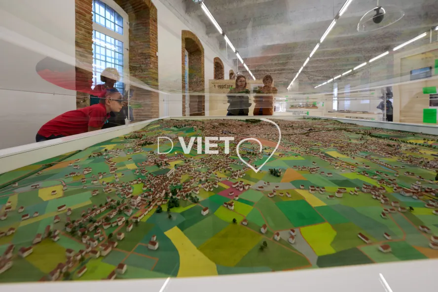 Photo TOULOUSE by VIET - Maquettes d'architecture et projets urbains (1960-2022)