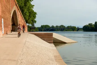Photo TOULOUSE by VIET - au bord de la Garonne